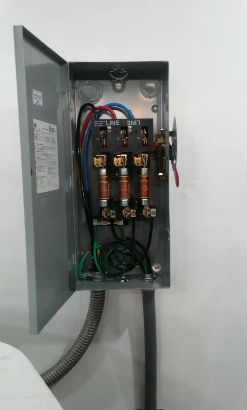 Three-phase disconnect switch installed for Smoke Detector Installation in Fortuna